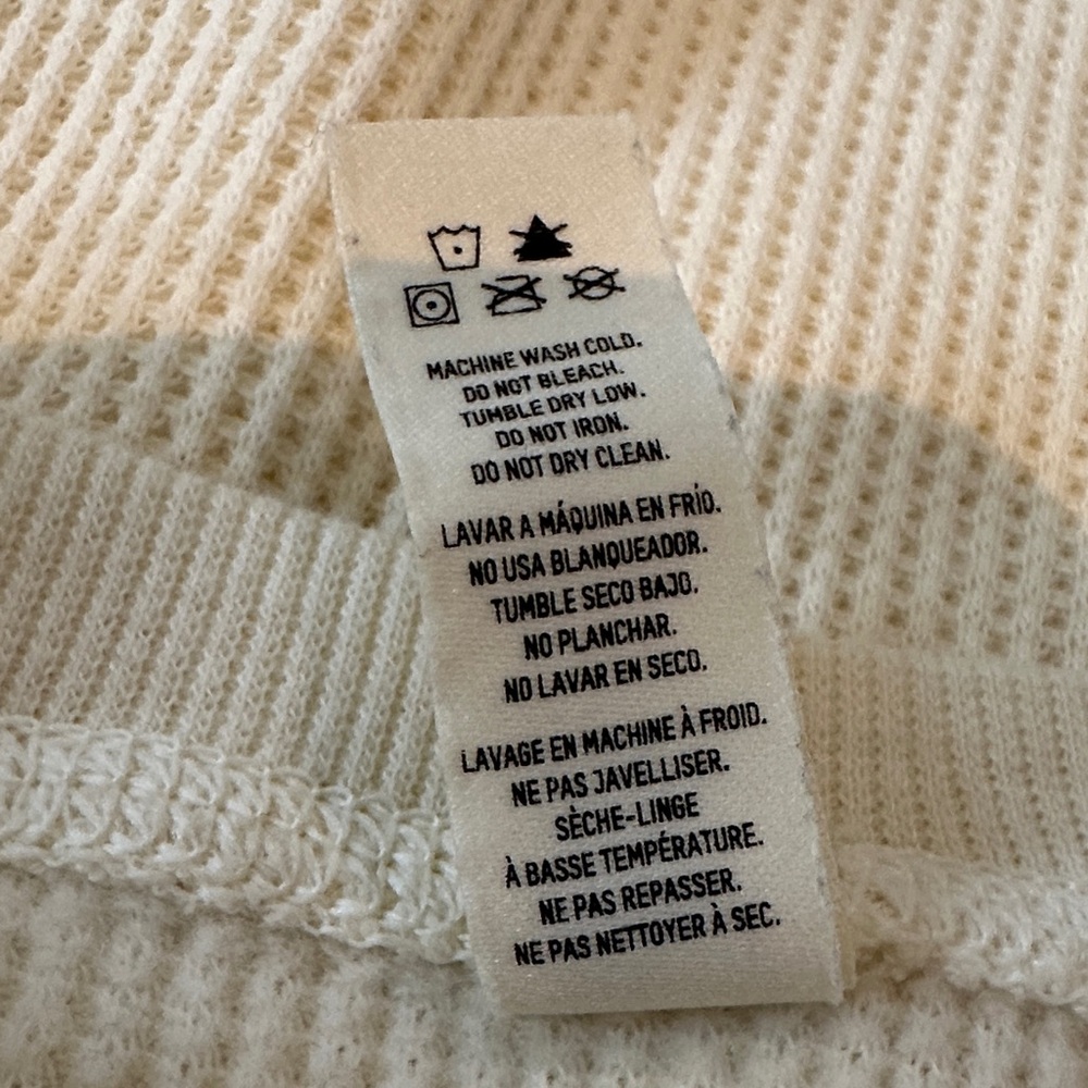 SKIMS Cream Long Sleeve Crop Top - Picture 4 of 4